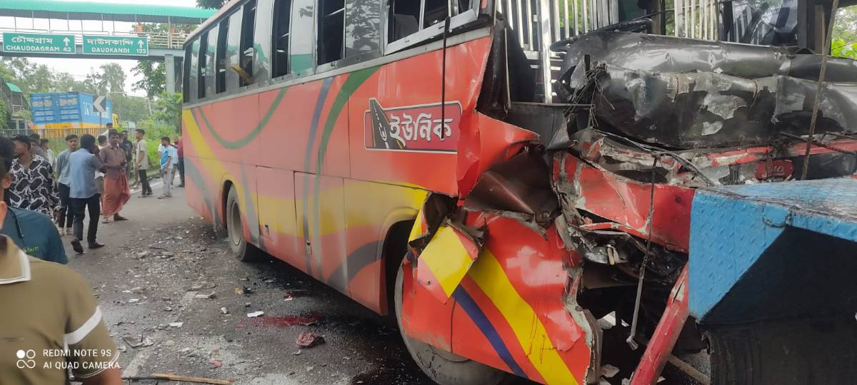 ফেনীতে বাস, কাভার্ডভ্যান ও লরি সংঘর্ষে নিহত ৪