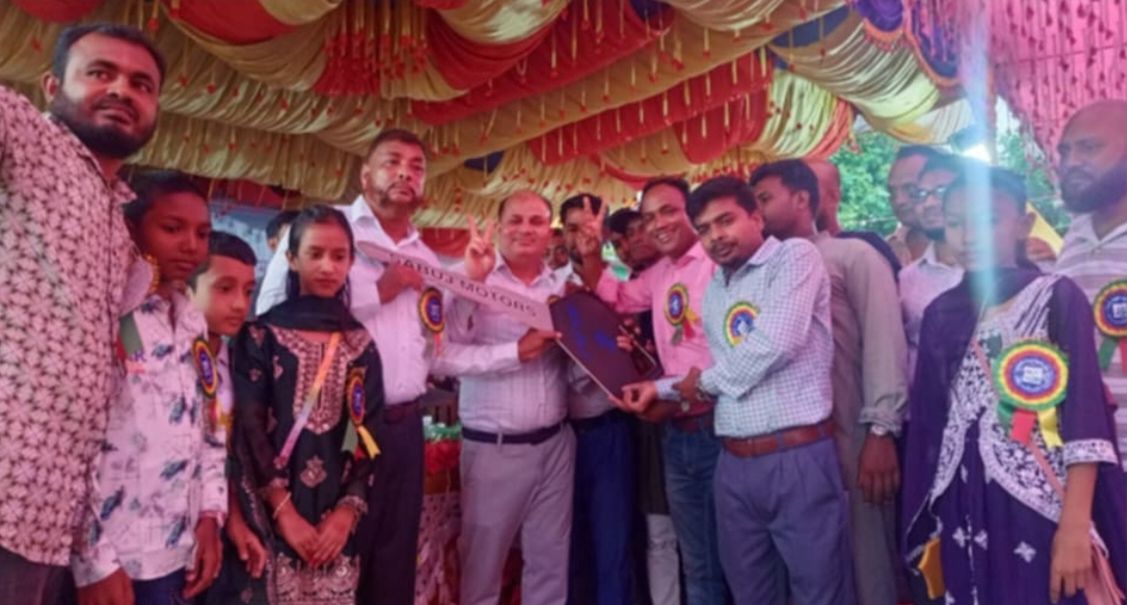 কুড়িগ্রামে বিদায় বেলা শিক্ষককে উপহার দিলেন মটর সাইকেল