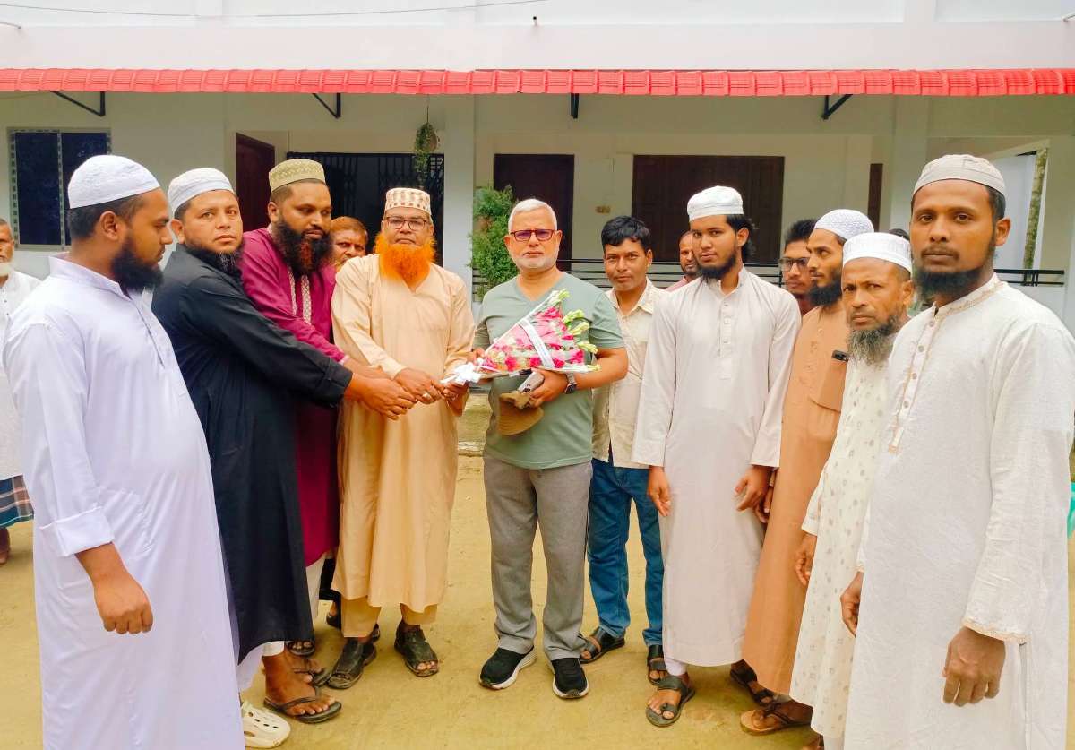 বীরগঞ্জে এমপি মনজুরুল ইসলামকে ওলামা দলের নবগঠিত কমিটির শুভেচ্ছা