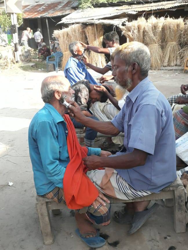 নবাবগঞ্জের হাট-বাজার ও গ্রামগঞ্জে এখনো দেখা মেলে দাঁড়ি চুল কাটার ভ্রাম্যমাণ সেলুন