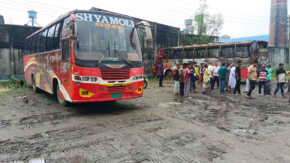 দিনাজপুরে আগুন পুড়েছে দুই বাসে।