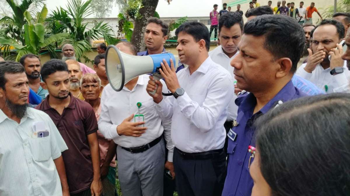 লালমনিরহাটে সারের দাবিতে সড়ক অবরোধ