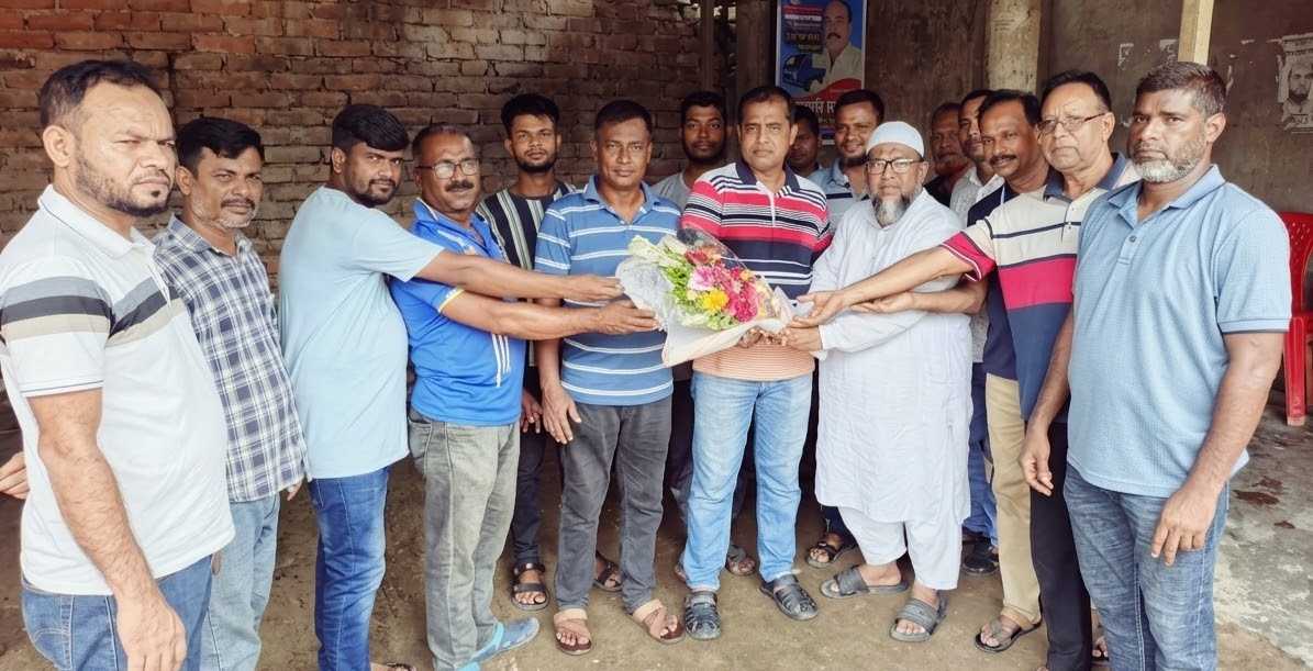 বিনা প্রতিদ্বন্দ্বিতায় সাধারণ সম্পাদক নির্বাচিত আব্দুল কাইয়ুমকে ফুলেল শুভেচ্ছা
