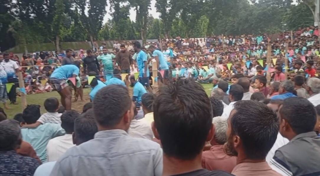 বীরগঞ্জে ঐতিহ্যবাহী হাডুডু খেলা, মাঠে হাজারো দর্শকের ঢল