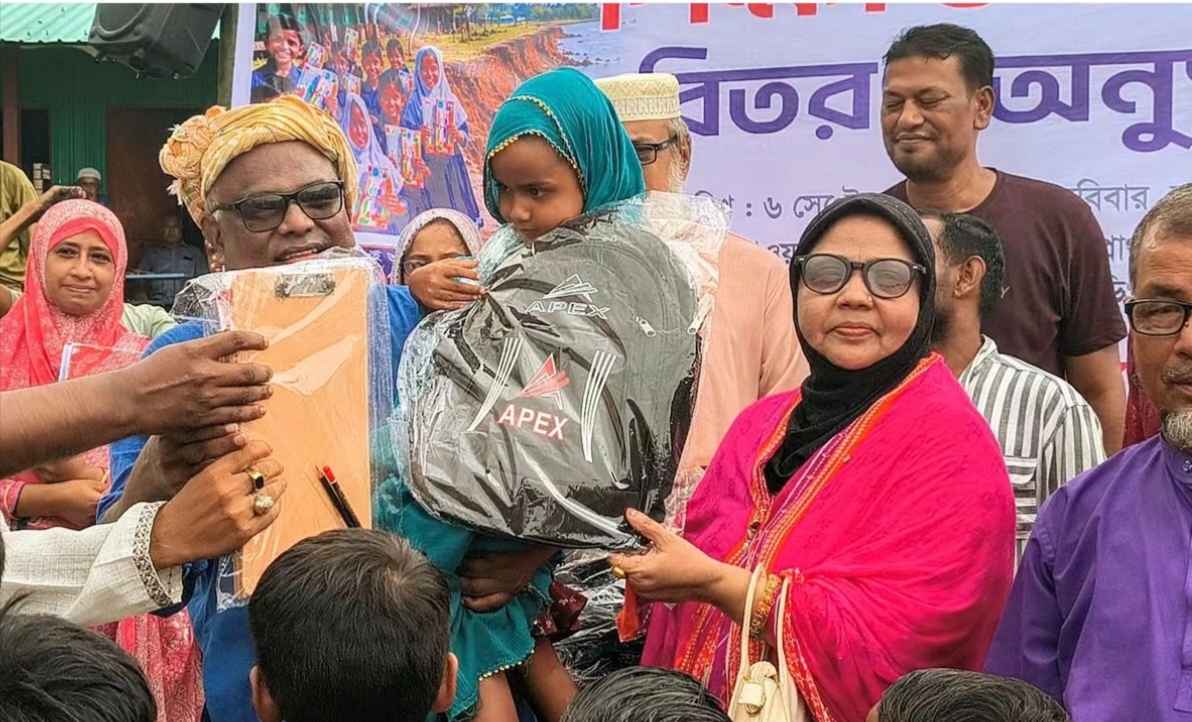 কুড়িগ্রামে চরাঞ্চলের শতাধিক শিক্ষার্থীর মাঝে শিক্ষা উপকরণ বিতরণ