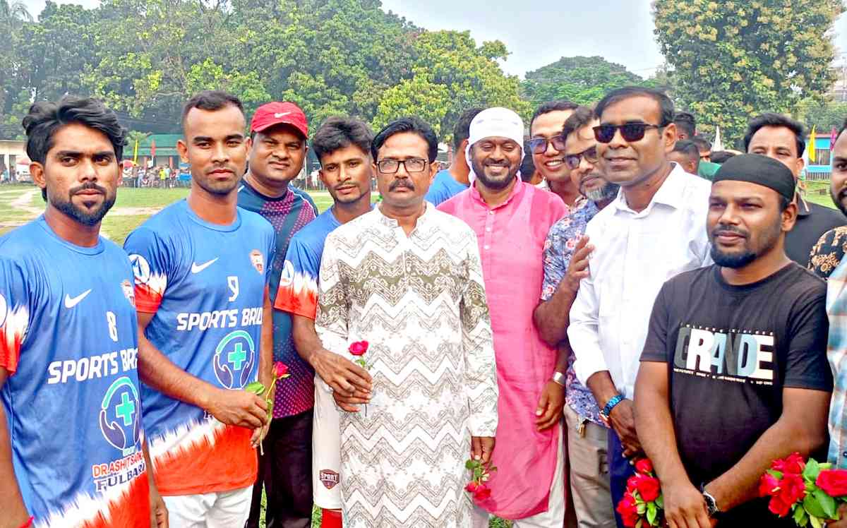 দিনাজপুরে ওয়ার্ড কাউন্সিলর কাপ ফুটবল টুর্নামেন্টের দ্বিতীয় কোয়ার্টার ফাইনাল খেলার উদ্বোধন