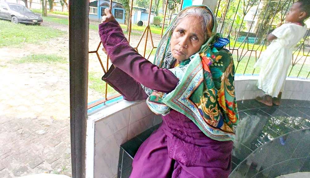 ঠাকুরগাঁও থানা চত্বরে আহাজারি, এতিম নাতিদের টাকা দেওয়ার কথা বলে সোনার দুল নিল প্রতারকেরা