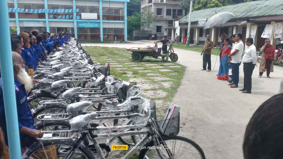 আটোয়ারীতে গ্রাম পুলিশদের মাঝে টর্চ লাইট ও বাইসাইকেল বিতরণ