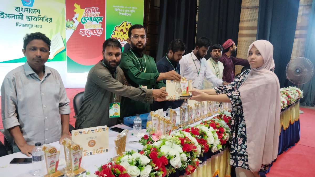 দিনাজপুরে জিপিএ-৫ প্রাপ্ত কৃতি শিক্ষার্থীদের সংবর্ধনা