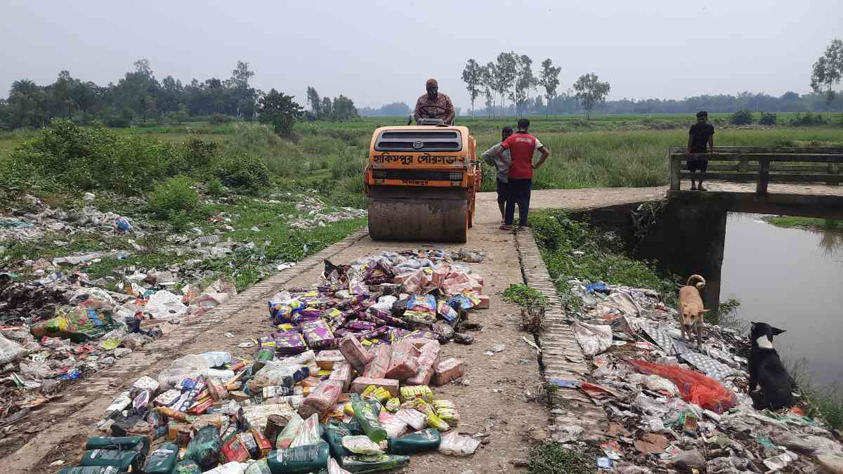 হিলি কাস্টমসে দেড় টন মেয়াদোত্তীর্ণ ও নিষিদ্ধ পণ্য ধ্বংস