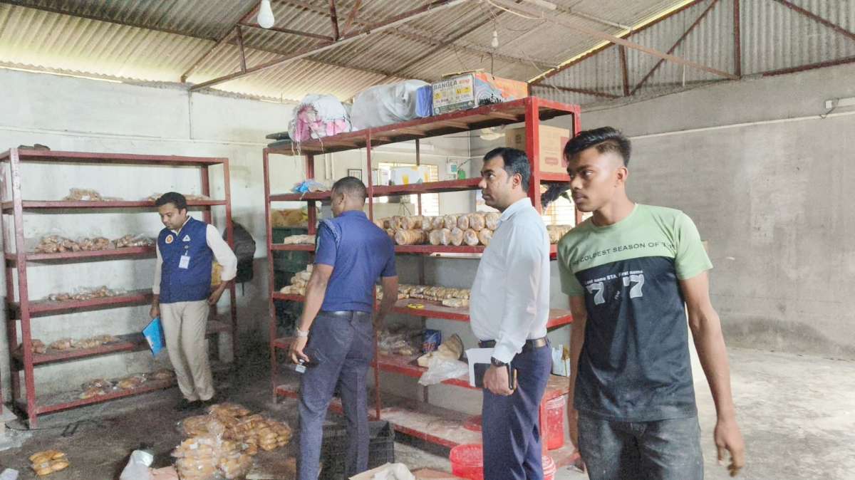 ঘোড়াঘাটে একটি বেকারি কারখানায় ভ্রাম্যমাণ আদালত জরিমানা 