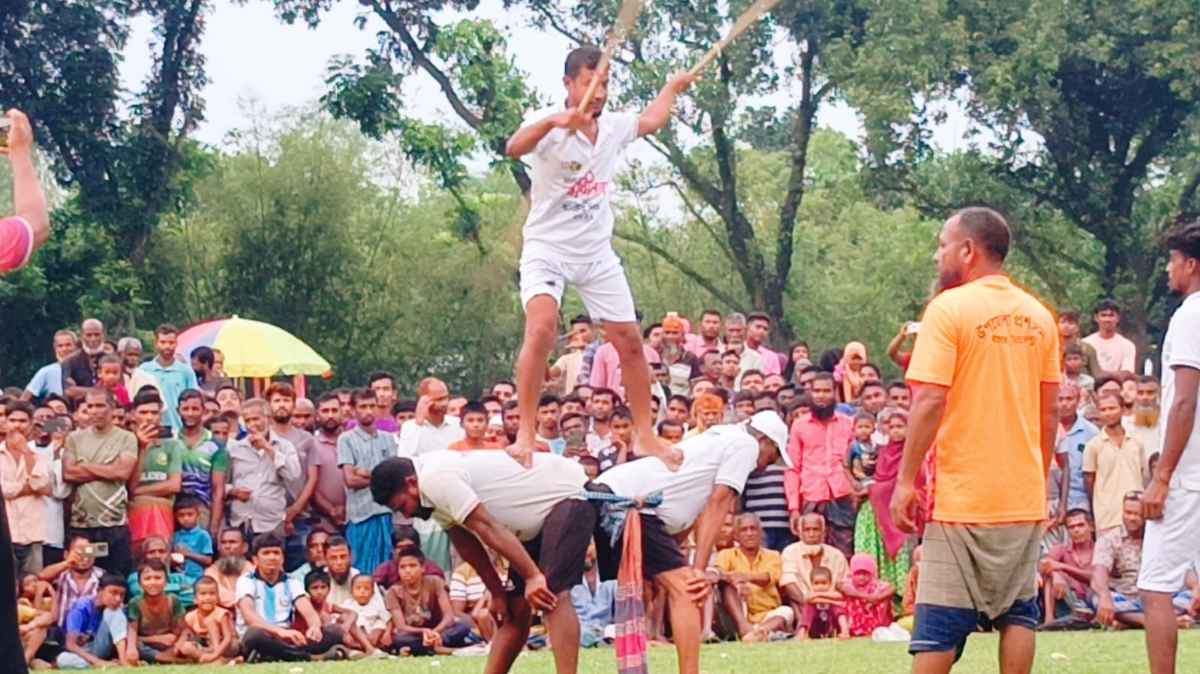 বীরগঞ্জে আবহমান গ্রাম বাংলার ঐতিহ্যবাহী লাঠি খেলা অনুষ্ঠিত