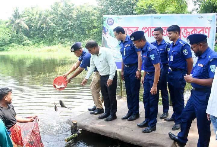 দিনাজপুর পুলিশ লাইন্স পুকুরে মাছের পোনা অবমুক্তকরণ