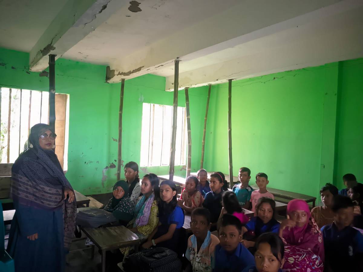 বীরগঞ্জে জরাজীর্ণ বিদ্যালয় ভবন, নিরাপত্তাহীনতায় কোমলমতি শিক্ষার্থীরা
