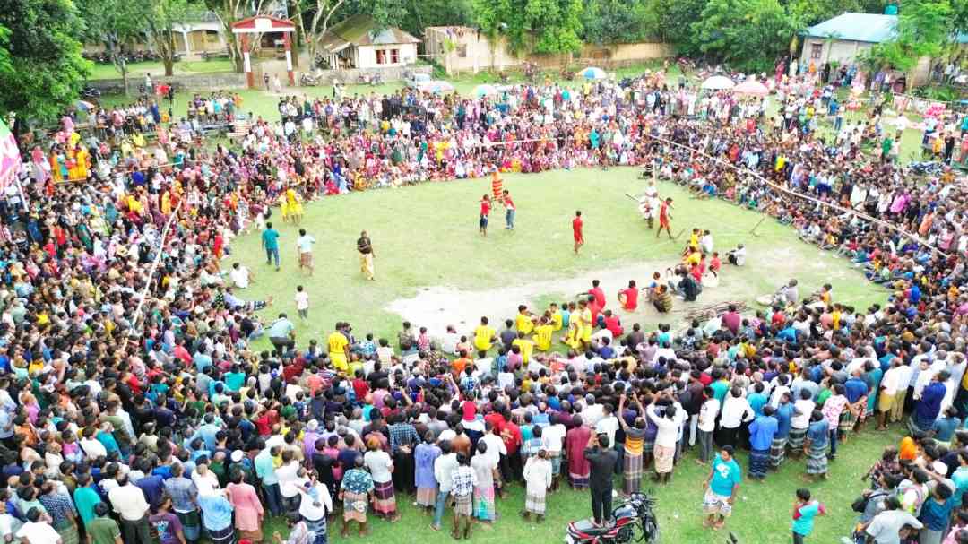 বীরগঞ্জে জমজমাট ঐতিহ্যবাহী লাঠি খেলা