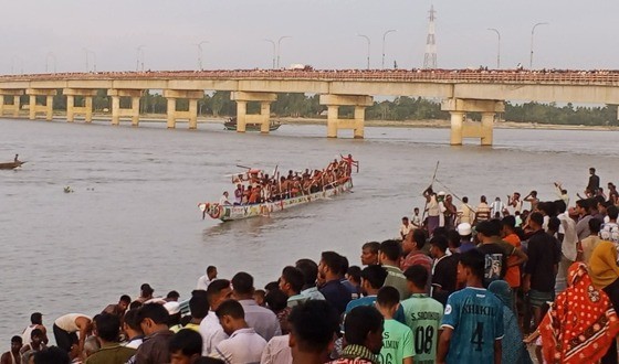 ফুলবাড়ীতে ঐতিহ্যবাহী নৌকাবাইচ প্রতিযোগিতা অনুষ্ঠিত 