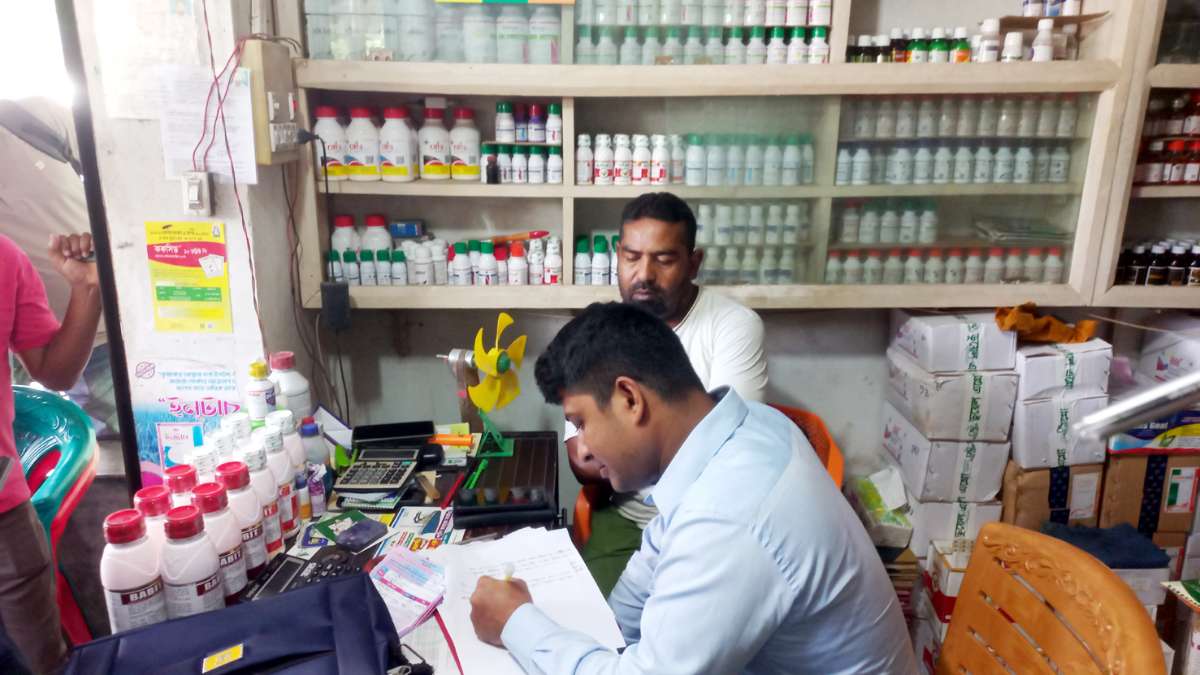 বিরলে অবৈধভাবে রাসায়নিক সার মজুদ রাখার দায়ে ব্যবসায়ীর অর্থদণ্ড