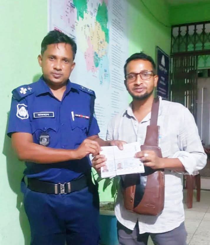 বিদেশ ফেরত যাত্রী রেখে চলে গেল বাস, ৯৯৯-এ ফোনে উদ্ধার পাসপোর্ট-লাগেজ