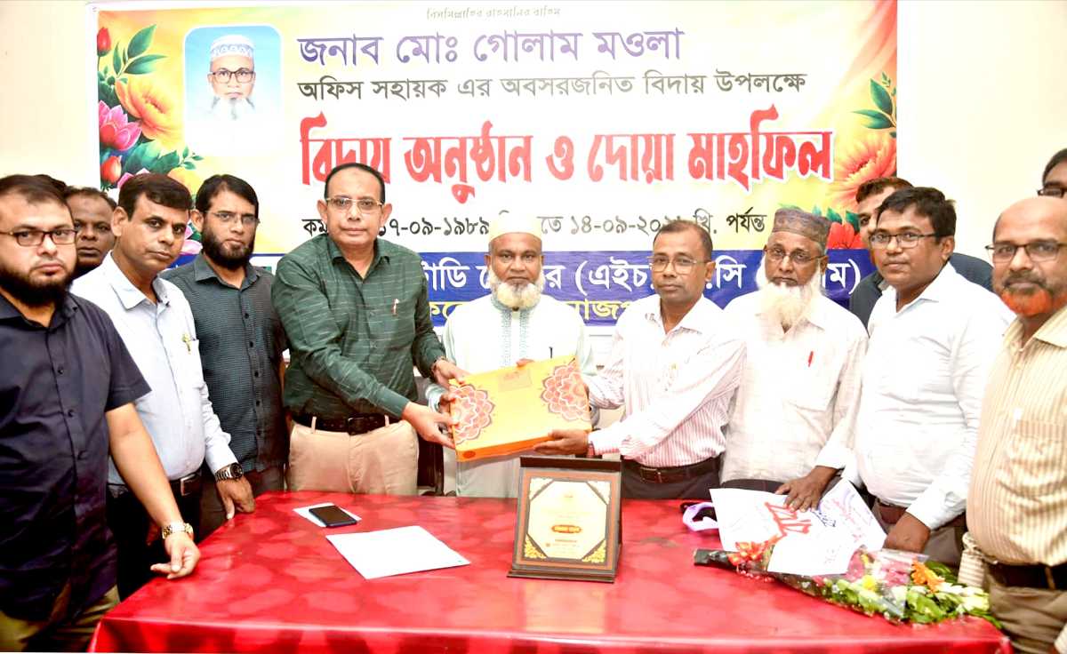 আদর্শ কলেজে বাউবি স্টাডি সেন্টারের অফিস সহায়ক গোলাম মওলার বিদায় সংবর্ধনা