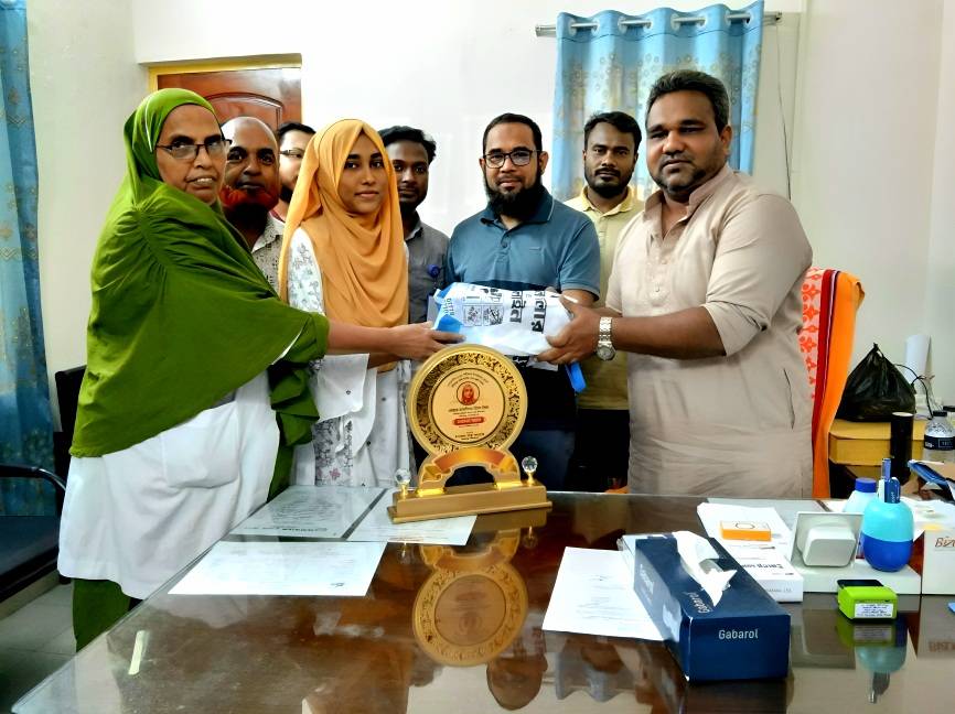 এসএসসি পরীক্ষায় দিনাজপুর বোর্ডে ১ম হওয়া তাসফিয়াকে সংবর্ধনা ও সম্মাননা প্রদান 