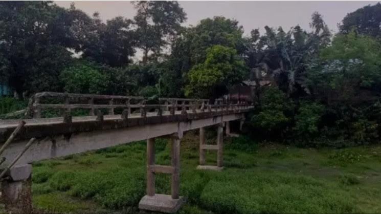 রংপুরে দশ গ্রামের মানুষের ভরসা ৩৫ বছরের জরাজীর্ণ সেতু