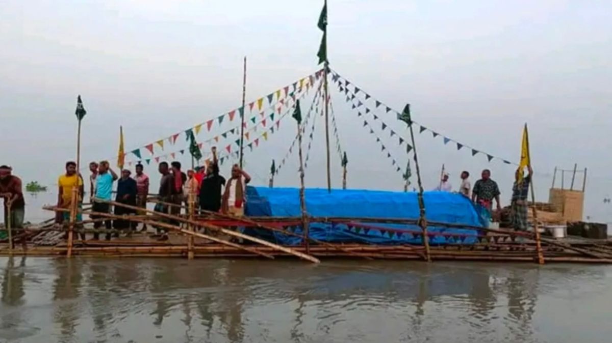 বাঁশ দিয়ে তৈরি নৌকা নিয়ে তিস্তা নদী পেরিয়ে ফরিদপুরের পথ একক নজরানা’