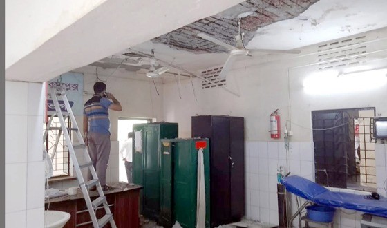 ফুলবাড়ী হাসপাতালের ছাদের প্লাস্টার ভেঙ্গে পড়ে আহত ৫