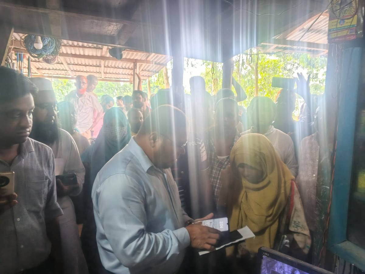 পঞ্চগড়ে অবৈধভাবে সার মজুদ করে অতিরিক্ত দামে বিক্রির অভিযোগে ব্যবসায়ীকে ১০ হাজার টাকা জরিমানা, অনাদায়ে কারাদণ্ড 