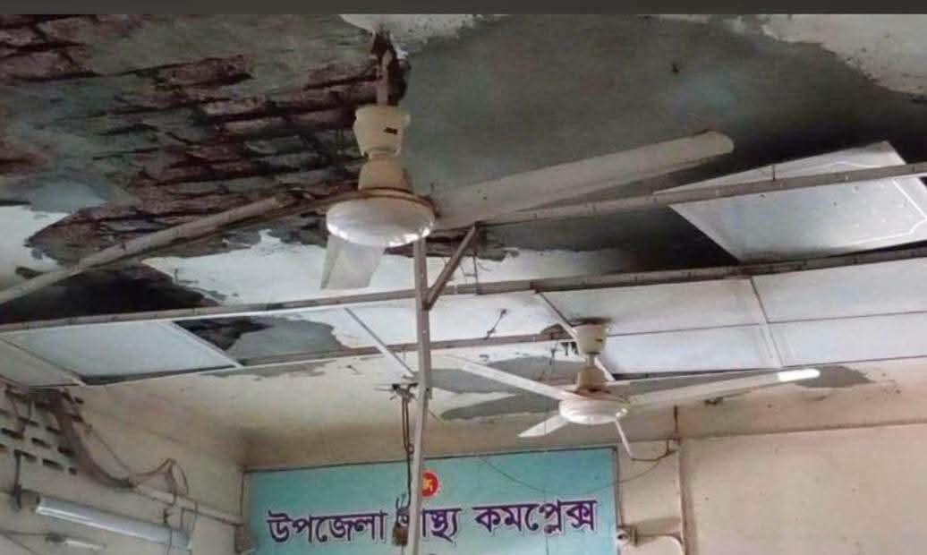 ফুলবাড়ী হাসপাতালের ছাদের প্লাস্টার ভেঙ্গে পড়ে আহত ৫