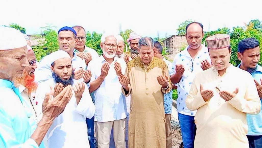 দিনাজপুরে দপ্তরীপাড়ায় মসজিদের জানাজার ঘরের ছাদ ঢালাই কাজের উদ্বোধন