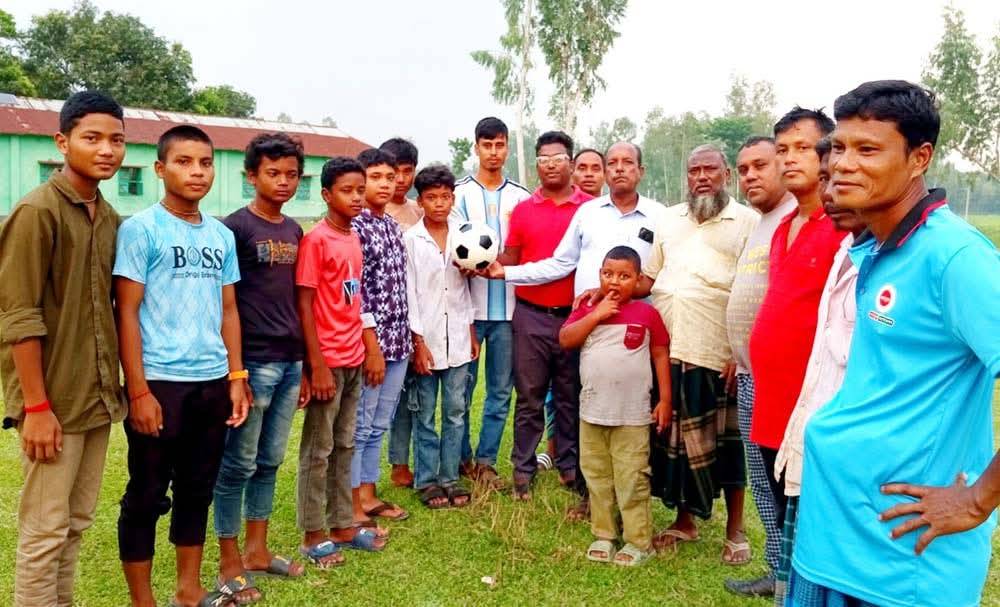 বিরলে যুব সমাজকে মাদক মুক্ত রাখতে খেলোয়াড়দের মাঝে ইউপি চেয়ারম্যান পদপ্রার্থী আফছার আলীর ফুটবল উপহার