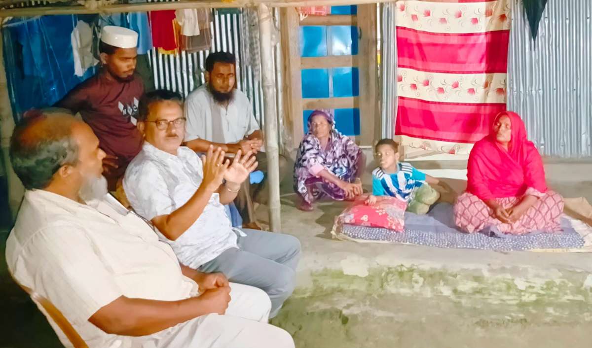 বীরগঞ্জে ক্যান্সার আক্রান্ত খাদিজার চিকিৎসায় ফজলে আলম শাহীনের আর্থিক সহায়তা