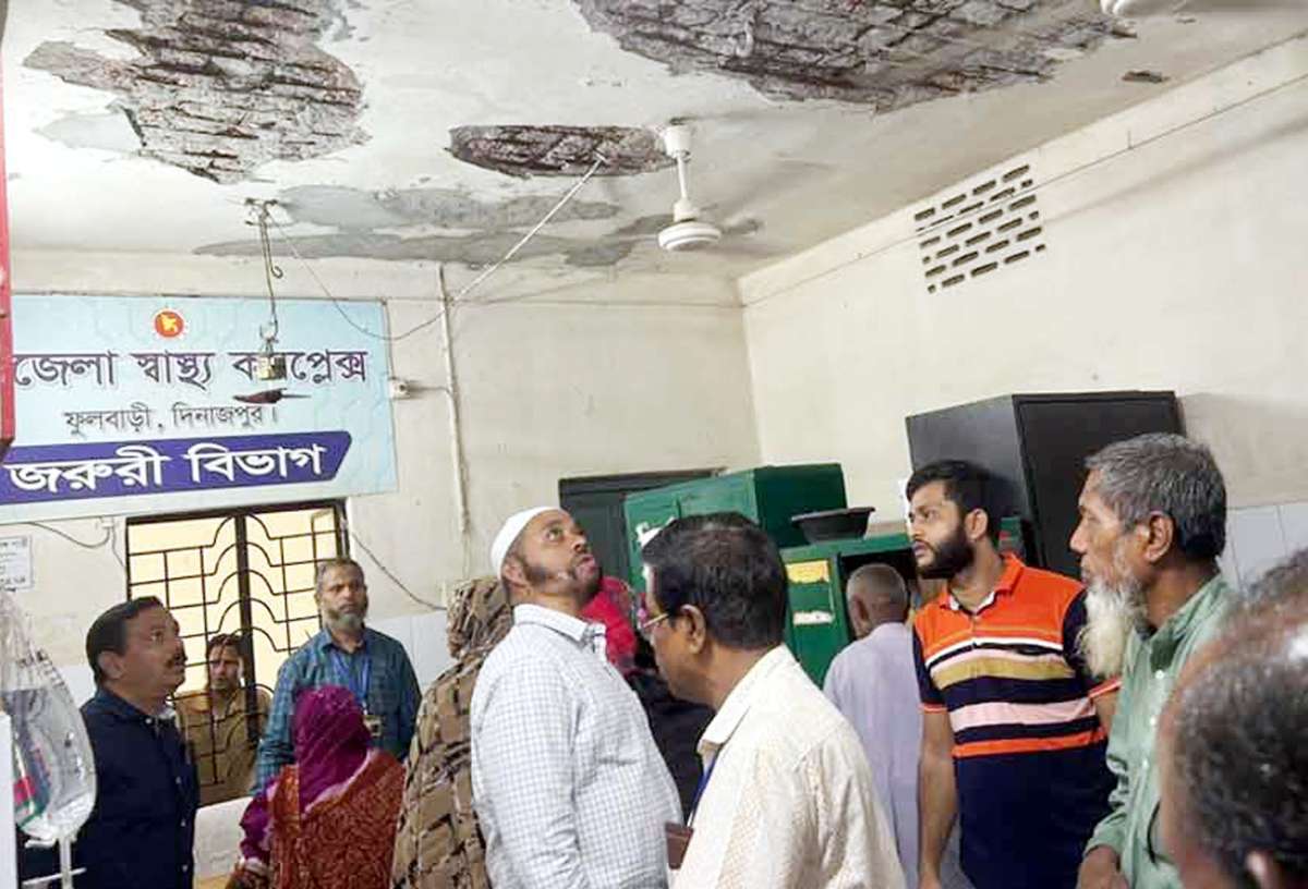 ফুলবাড়ী উপজেলা স্বাস্থ্য কমপ্লেক্সে জরুরী বিভাগে ছাদের প্লাস্টার ধসে আহত ঘটনার পর পরিদর্শনে প্রকৌশলীরা