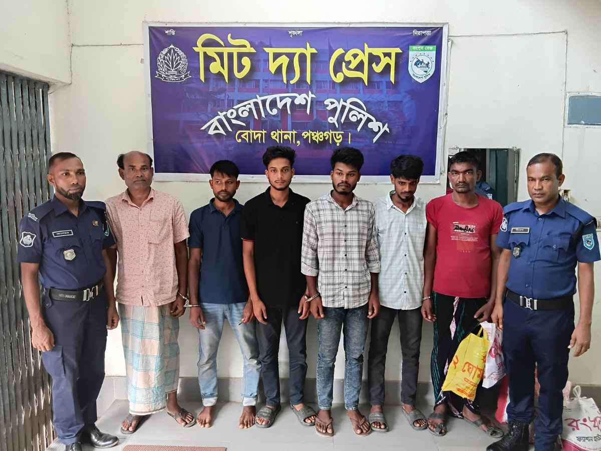 নিষিদ্ধ ছাত্রলীগের সভাপতির ফাঁসির রায়ে মিছিল, ফেরার পথে আটক করে পুলিশে সোপর্দ