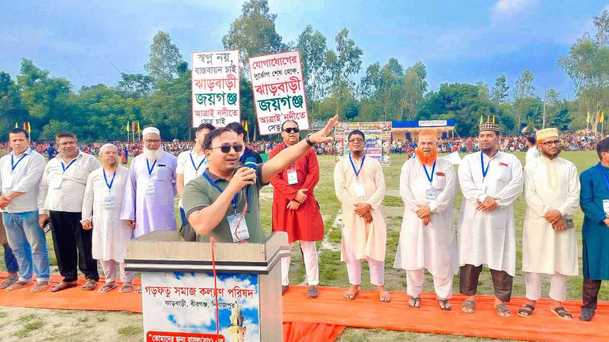 বীরগঞ্জে গড়ফতু উদয়ন ক্লাব আয়োজিত গোল্ডকাপ ফুটবল টুর্নামেন্ট চুড়ান্ত খেলা অনুষ্ঠিত 