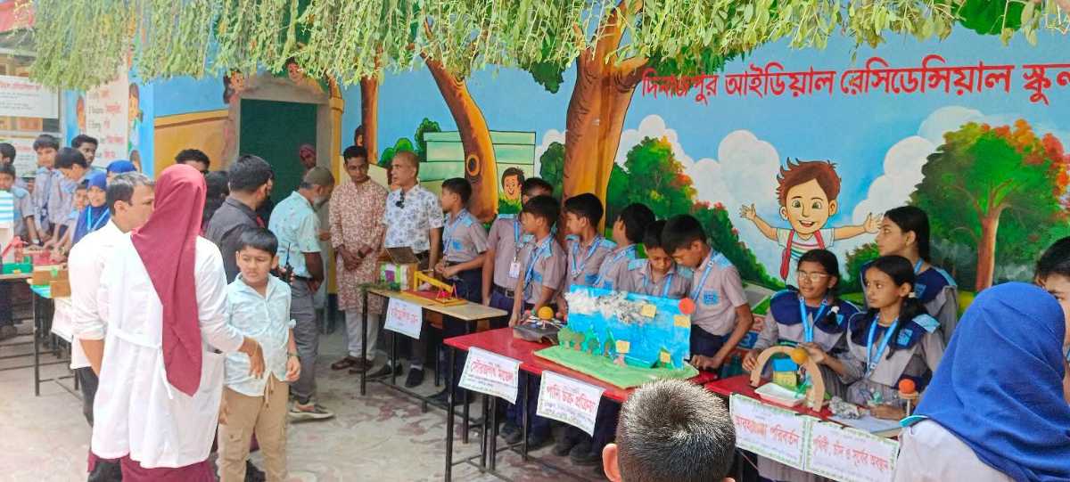 দিনাজপুর আইডিয়াল রেসিডেন্সিয়াল স্কুলে দেওয়ালিকা উন্মোচন ও বিজ্ঞান মেলা অনুষ্ঠিত