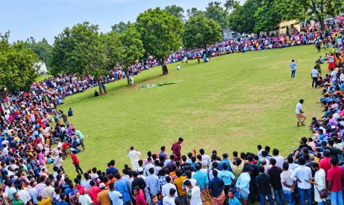 নবাবগঞ্জে হারিয়ে যাওয়া পাতা খেলা দেখতে দর্শনার্থীদের উপচে পড়া ভিড়
