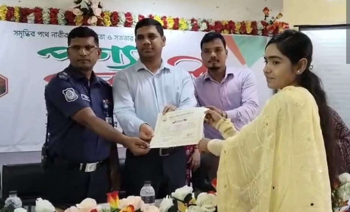 ফুলবাড়ীতে নারী উদ্যোক্তাদের পণ্য প্রদর্শনী ও সনদ বিতরণ
