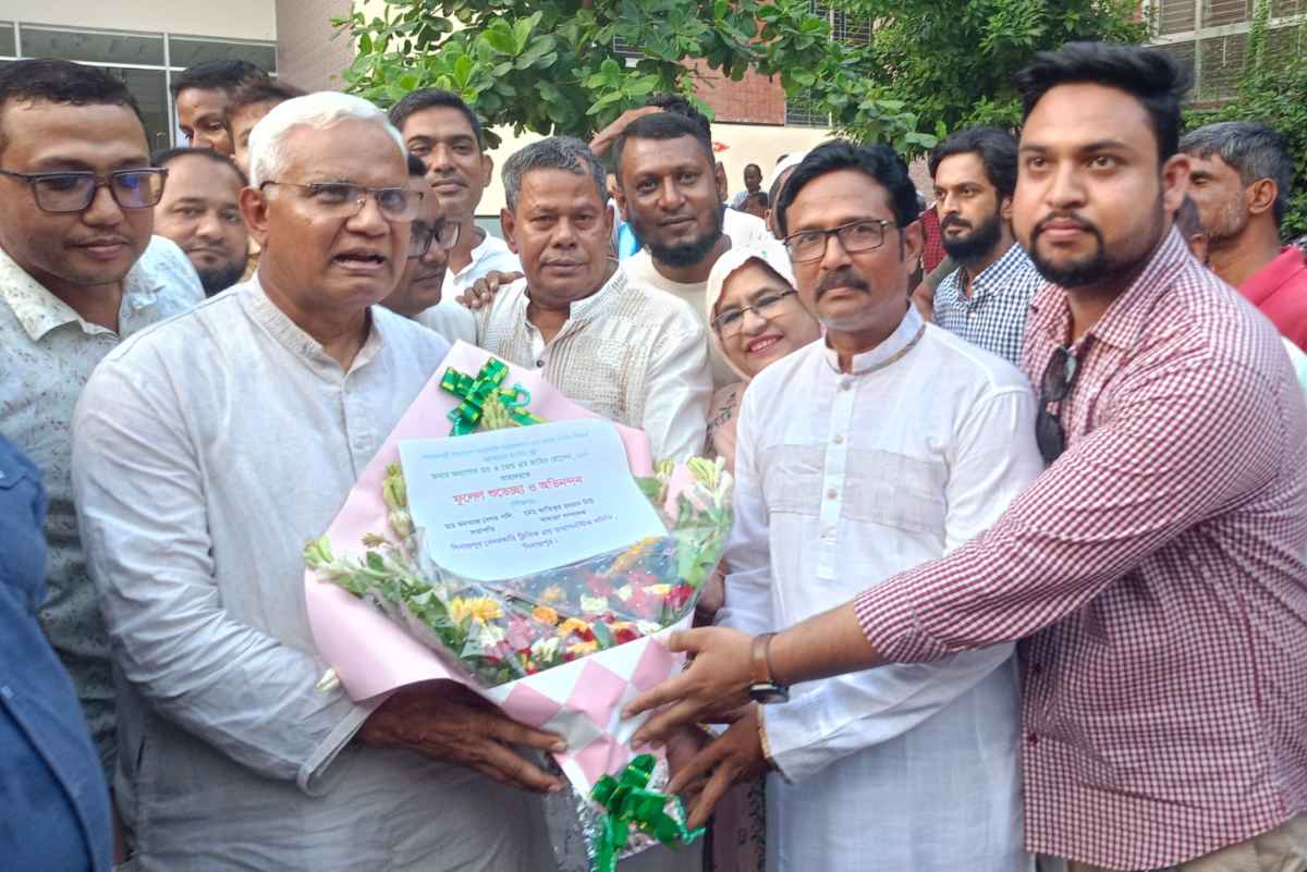 দিনাজপুরে সমাজকল্যাণ মন্ত্রীর সাথে বেসরকারি ক্লিনিক এন্ড ডায়াগনস্টিক মালিক সমিতির নেতৃবৃন্দের শুভেচ্ছা বিনিময়