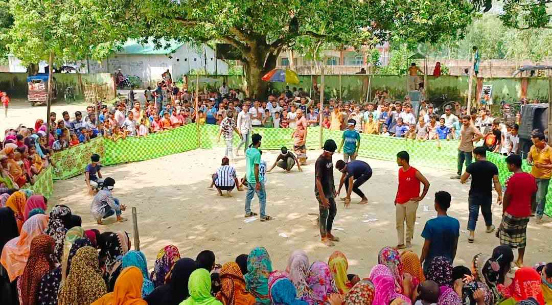 বীরগঞ্জে গ্রামীণ ঐতিহ্যের চোখ বেঁধে হাঁস খেলা