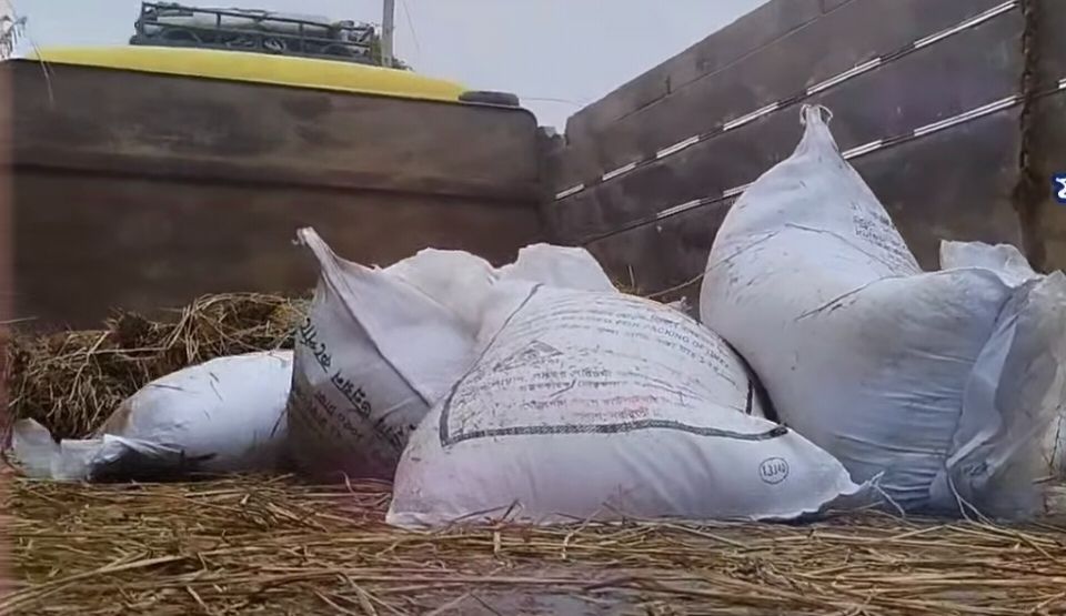 বোচাগঞ্জে পাচারকালে সার জব্দ জরিমানা আদায়