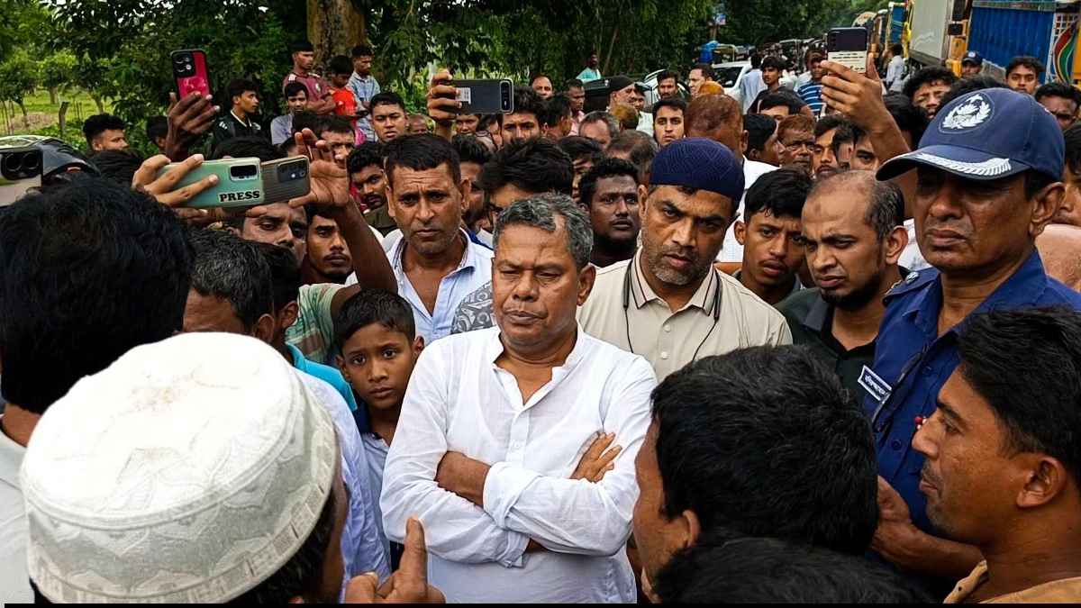 দিনাজপুরে শিশু রুহি হত্যা ও লাশ গুমের অভিযোগে মহাসড়ক অবরোধ, অভিযুক্তের বাড়িতে ভাঙচুর-আগুন