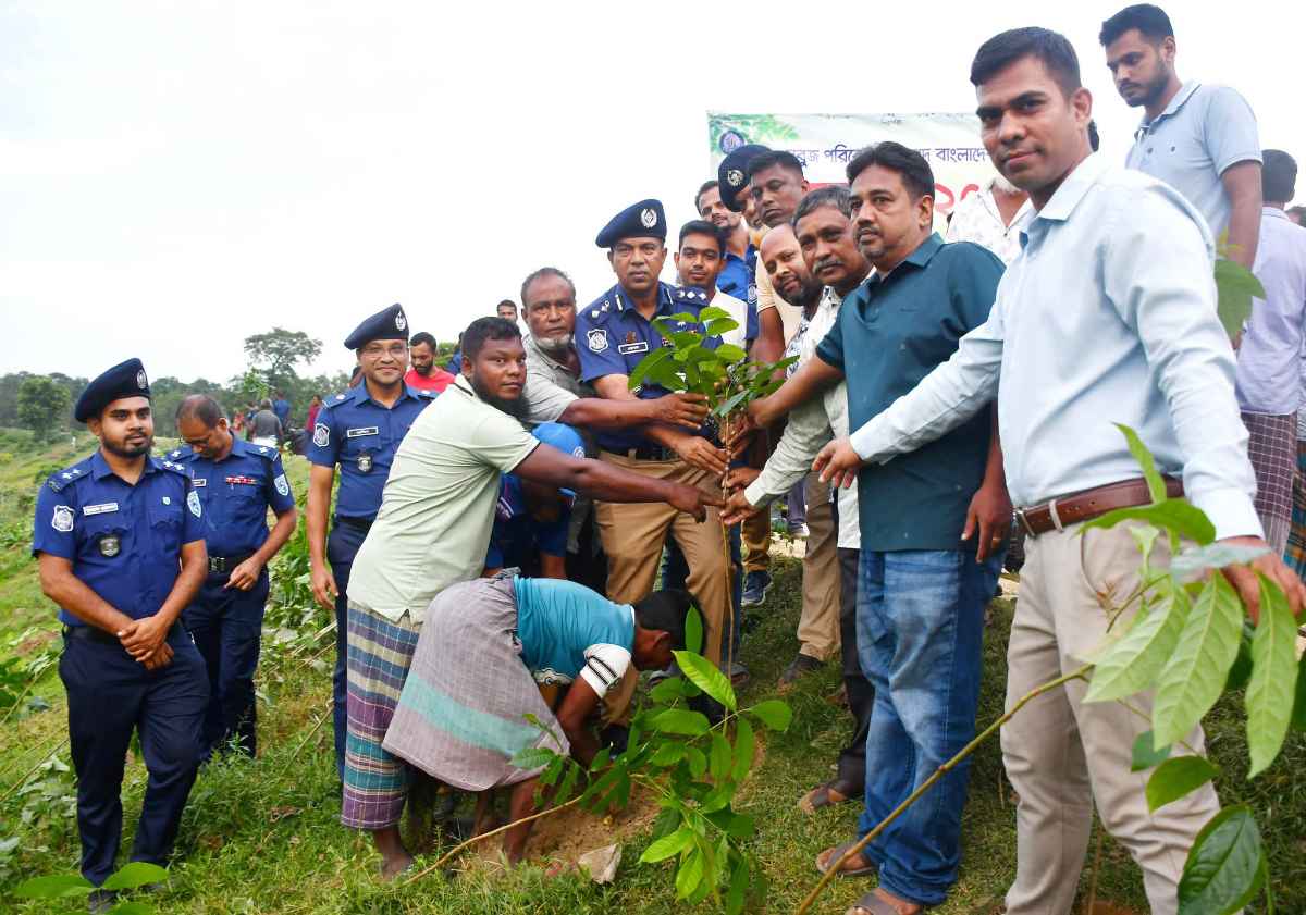 “দিনাজপুর জেলা পুলিশের উদ্যোগে ১২০০টি গাছের চারা রোপণের কর্মসূচি পালন”