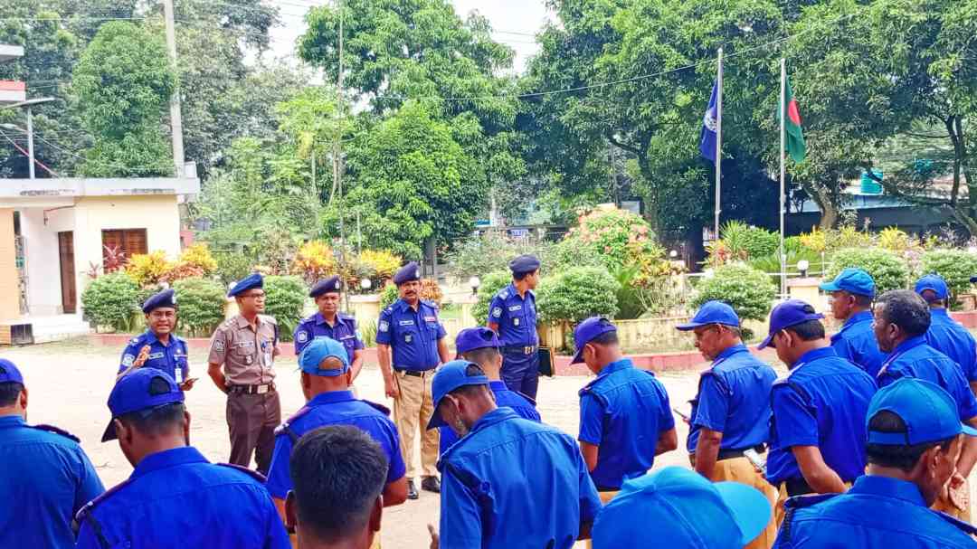 বীরগঞ্জ থানায় চৌকিদার প্যারেড পরিদর্শন করলেন অতিরিক্ত পুলিশ সুপার