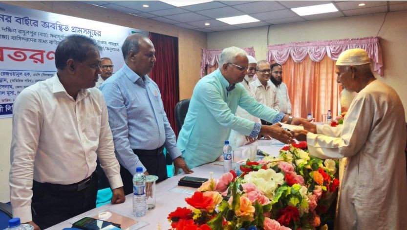 পার্বতীপুরের বড়পুকুরিয়া কয়লা খনির ইনফ্লুয়েন্স জোনের বাইরে অবস্থিত গ্রাম সমূহে অনুদানের চেক বিতরণ শুরু