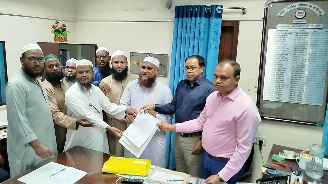ঠাকুরগাঁও উপ-নির্বাচনে মনোনয়নপত্র জমা দিয়েছেন ডা. হাফেজ মো. খাদেমুল ইসলাম।