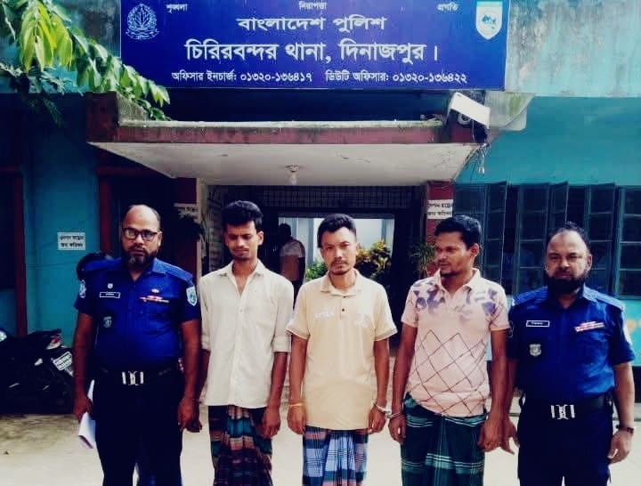 চিরিরবন্দরে স্বর্ণালংকার চুরি মামলায় ৩ জন গ্রেপ্তার, স্বর্ণের টুকরো উদ্ধার।
