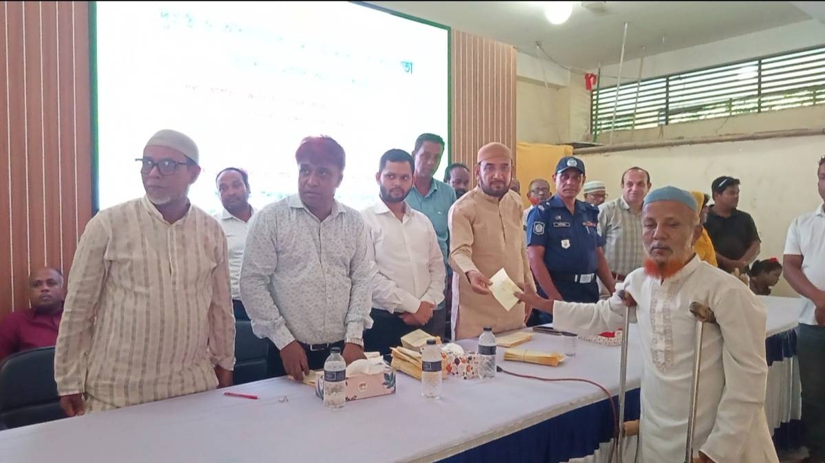 নগদ অর্থ বিতরণ করা হয়েছে
