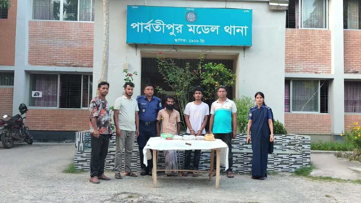 পার্বতীপুরে অবৈধ ও নেশাজাতীয় ৮৫০ পিস এ্যাম্পল ইনজেকশন উদ্ধার