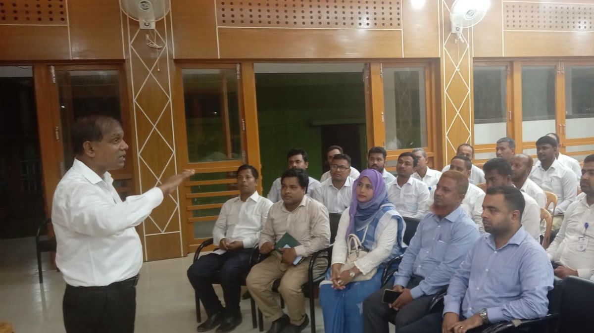 শিক্ষকদের আরো যত্নশীল ও আন্তরিক হয়ে পাঠদান করাতে হবে: জেলা প্রশাসক।